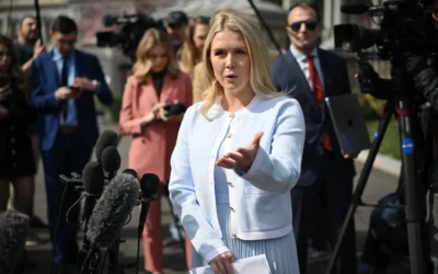 La secrétaire de presse de la Maison Blanche, Karoline Leavitt, s'adresse aux journalistes devant l'aile ouest de la Maison Blanche à Washington, DC, le 20 mars 2025. (Crédit : MANDEL NGAN / AFP)