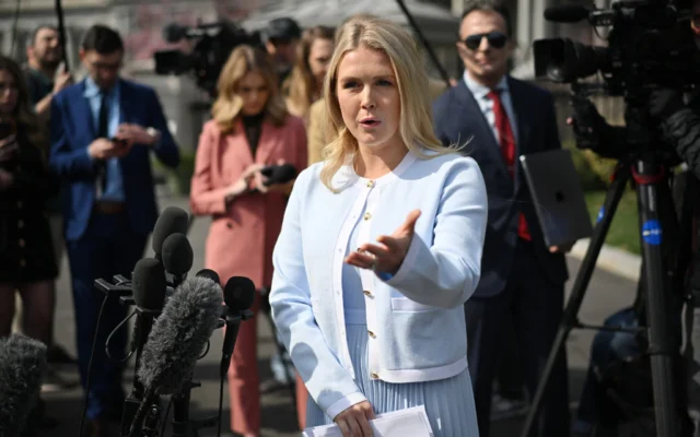 La secrétaire de presse de la Maison Blanche, Karoline Leavitt, s'adresse aux journalistes devant l'aile ouest de la Maison Blanche à Washington, DC, le 20 mars 2025. (Crédit : MANDEL NGAN / AFP)