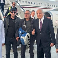 Une photo distribuée par le ministère qatari des Affaires étrangères montre le citoyen américain George Glezmann (au centre) posant avec le responsable américain Adam Boehler (à gauche), l'ancien envoyé américain en Afghanistan Zalmay Khalilzad (à droite) et des diplomates qataris à Kaboul, le 20 mars 2025, avant leur départ pour Doha. Libéré après plus de deux ans de détention en Afghanistan, Glezmann est en route pour le Qatar, ont indiqué le département d'État américain et une source proche du dossier le 20 mars 2025. (Photo : MINISTÈRE QATARI DES AFFAIRES ÉTRANGÈRES / AFP)