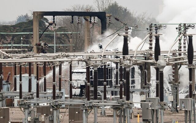 Des pompiers éteignent l'un incendie qui s'est déclaré dans une sous-station électrique alimentant l'aéroport d'Heathrow à Hayes, dans l'ouest de Londres, le 21 mars 2025. (Crédit
: BENJAMIN CREMEL / AFP) Des pompiers éteignent l'un incendie qui s'est déclaré dans une sous-station électrique alimentant l'aéroport d'Heathrow à Hayes, dans l'ouest de Londres, le 21 mars 2025. (Crédit
: BENJAMIN CREMEL / AFP)