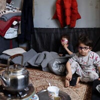 Des Syriens déplacés, appartenant à la minorité alaouite s'abritent dans une école du village d'Al-Masoudiyeh, dans la région du Akkar, au nord du Liban, le 19 mars 2025. (Crédit : ANWAR AMRO / AFP)