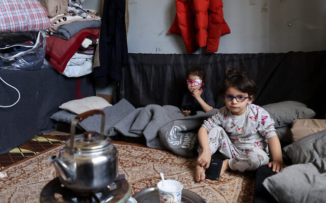 Des Syriens déplacés, appartenant à la minorité alaouite s'abritent dans une école du village d'Al-Masoudiyeh, dans la région du Akkar, au nord du Liban, le 19 mars 2025. (Crédit : ANWAR AMRO / AFP) Des Syriens déplacés, appartenant à la minorité alaouite s'abritent dans une école du village d'Al-Masoudiyeh, dans la région du Akkar, au nord du Liban, le 19 mars 2025. (Crédit : ANWAR AMRO / AFP)