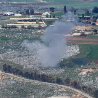 De la fumée après un tir d'artillerie israélien sur une cible du Hezbollah dans le village libanais de Yohmor, en réponse à un tir de roquette sur Metula, le 22 mars 2025. (Crédit : Rabih DAHER / AFP)