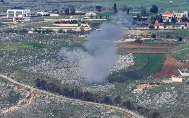 De la fumée après un tir d'artillerie israélien sur une cible du Hezbollah dans le village libanais de Yohmor, en réponse à un tir de roquette sur Metula, le 22 mars 2025. (Crédit : Rabih DAHER / AFP) De la fumée après un tir d'artillerie israélien sur une cible du Hezbollah dans le village libanais de Yohmor, en réponse à un tir de roquette sur Metula, le 22 mars 2025. (Crédit : Rabih DAHER / AFP)