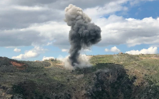 De la fumée après un tir d'artillerie israélien sur une cible du Hezbollah dans le village libanais de Yohmor, en réponse à un tir de roquette sur Metoula, le 22 mars 2025. (Crédit : Rabih Daher/AFP) De la fumée après un tir d'artillerie israélien sur une cible du Hezbollah dans le village libanais de Yohmor, en réponse à un tir de roquette sur Metoula, le 22 mars 2025. (Crédit : Rabih Daher/AFP)