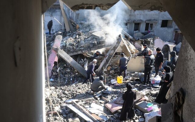 Des Palestiniens inspectent les ruines et les débris sur le site d'une frappe aérienne israélienne la veille, dans le centre de la bande de Gaza, le 23 mars 2025. (Eyad BABA / AFP) Des Palestiniens inspectent les ruines et les débris sur le site d'une frappe aérienne israélienne la veille, dans le centre de la bande de Gaza, le 23 mars 2025. (Eyad BABA / AFP)