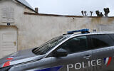 Une voiture de police passe devant la synagogue d'Orléans, dans le centre de la France, le 23 mars 2025, au lendemain d'une agression contre le rabbin d'Orléans, pour laquelle un mineur a été arrêté, le 23 mars 2025. (Crédit : JEAN-FRANCOIS MONIER / AFP)