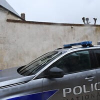 Une voiture de police passe devant la synagogue d'Orléans, dans le centre de la France, le 23 mars 2025, au lendemain d'une agression contre le rabbin d'Orléans, pour laquelle un mineur a été arrêté, le 23 mars 2025. (Crédit : JEAN-FRANCOIS MONIER / AFP)