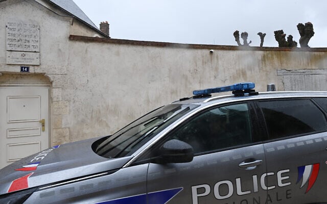 Une voiture de police passe devant la synagogue d'Orléans, dans le centre de la France, le 23 mars 2025, au lendemain d'une agression contre le rabbin d'Orléans, pour laquelle un mineur a été arrêté, le 23 mars 2025. (Crédit : JEAN-FRANCOIS MONIER / AFP) Une voiture de police passe devant la synagogue d'Orléans, dans le centre de la France, le 23 mars 2025, au lendemain d'une agression contre le rabbin d'Orléans, pour laquelle un mineur a été arrêté, le 23 mars 2025. (Crédit : JEAN-FRANCOIS MONIER / AFP)