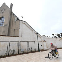 Une femme passe à vélo devant une synagogue d'Orléans, dans le centre de la France, le 23 mars 2025. (Crédit : JEAN-FRANCOIS MONIER / AFP)
