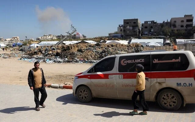Un panache de fumée s'élève au-dessus des zones de tir des forces israéliennes sur un bâtiment palestinien à Beit Lahiya, dans le nord de la bande de Gaza, le 24 mars 2025. (Crédit : BASHAR TALEB / AFP) Un panache de fumée s'élève au-dessus des zones de tir des forces israéliennes sur un bâtiment palestinien à Beit Lahiya, dans le nord de la bande de Gaza, le 24 mars 2025. (Crédit : BASHAR TALEB / AFP)