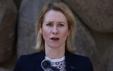 La responsable de la politique étrangère de l'UE, Kaja Kallas, s'adresse aux médias après sa visite au mémorial de la Shoah de Yad Vashem à Jérusalem, le 24 mars 2025. (Crédit :  Menahem KAHANA / AFP) Menahem KAHANA / AFP)