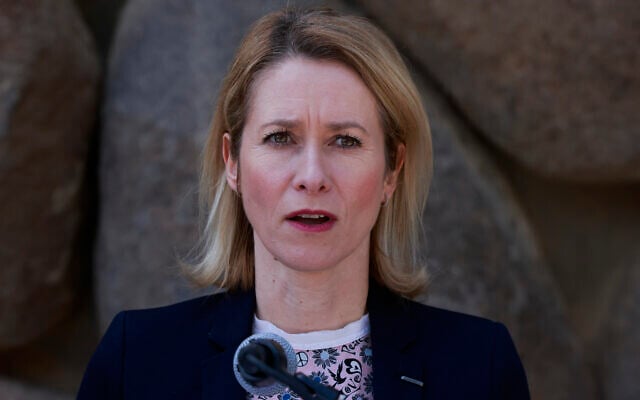La responsable de la politique étrangère de l'UE, Kaja Kallas, s'adresse aux médias après sa visite au mémorial de la Shoah de Yad Vashem à Jérusalem, le 24 mars 2025. (Crédit : Menahem KAHANA / AFP) Menahem KAHANA / AFP) La responsable de la politique étrangère de l'UE, Kaja Kallas, s'adresse aux médias après sa visite au mémorial de la Shoah de Yad Vashem à Jérusalem, le 24 mars 2025. (Crédit : Menahem KAHANA / AFP) Menahem KAHANA / AFP)
