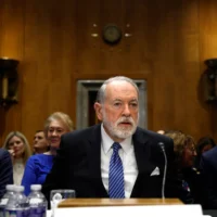 L'ancien gouverneur de l'Arkansas, Mike Huckabee, candidat du président américain Donald Trump au poste d'ambassadeur en Israël, arrive pour témoigner lors de son audition de confirmation devant la commission des relations étrangères du Sénat, au Dirksen Senate Office Building, le 25 mars 2025 à Washington, DC. (Crédit : Kevin Dietsch/Getty Images/AFP)