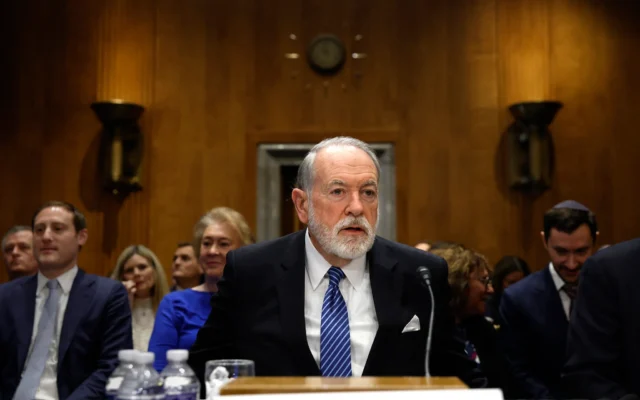 L'ancien gouverneur de l'Arkansas, Mike Huckabee, candidat du président américain Donald Trump au poste d'ambassadeur en Israël, arrive pour témoigner lors de son audition de confirmation devant la commission des relations étrangères du Sénat, au Dirksen Senate Office Building, le 25 mars 2025 à Washington, DC. (Crédit : Kevin Dietsch/Getty Images/AFP) L'ancien gouverneur de l'Arkansas, Mike Huckabee, candidat du président américain Donald Trump au poste d'ambassadeur en Israël, arrive pour témoigner lors de son audition de confirmation devant la commission des relations étrangères du Sénat, au Dirksen Senate Office Building, le 25 mars 2025 à Washington, DC. (Crédit : Kevin Dietsch/Getty Images/AFP)
