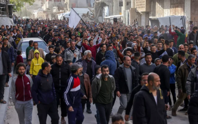 Des Palestiniens participent à un rassemblement anti-Hamas appelant à la fin de la guerre, à Beit Lahia, dans le nord de la bande de Gaza, le 25 mars 2025. (Crédit : AFP)