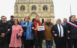 Le président de la communauté juive d'Orléans André Druon (à gauche), la préfète du Loiret Sophie Brocas (2e à gauche), le maire d'Orléans Serge Grouard (à droite) ainsi que des députés français et des manifestants participent à une marche silencieuse en soutien au rabbin d'Orléans, à Orléans, dans le centre de la France, le 25 mars 2025. (Crédit : JEAN-FRANCOIS MONIER / AFP)