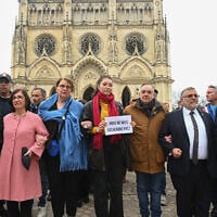 Le président de la communauté juive d'Orléans André Druon (à gauche), la préfète du Loiret Sophie Brocas (2e à gauche), le maire d'Orléans Serge Grouard (à droite) ainsi que des députés français et des manifestants participent à une marche silencieuse en soutien au rabbin d'Orléans, à Orléans, dans le centre de la France, le 25 mars 2025. (Crédit : JEAN-FRANCOIS MONIER / AFP)