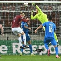 Le gardien de but israélien Daniel Peretz arrête une tentative de but lors du match de qualification pour la Coupe du monde 2026 entre Israël et la Norvège, à Debrecen, en Hongrie, le 25 mars 2025. (Attila Kisbenedek/AFP)