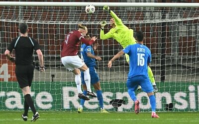 Le gardien de but israélien Daniel Peretz arrête une tentative de but lors du match de qualification pour la Coupe du monde 2026 entre Israël et la Norvège, à Debrecen, en Hongrie, le 25 mars 2025. (Attila Kisbenedek/AFP)