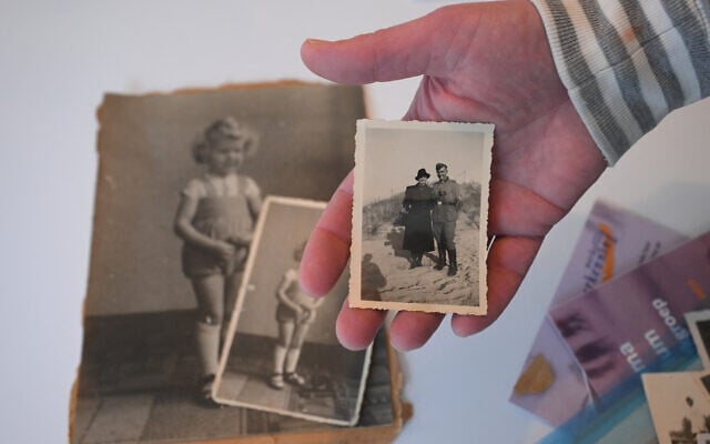 Michael Schuling montre une vieille photo de ses grands-parents, une Néerlandaise et un soldat nazi allemand, à La Haye, le 20 février 2025. Michael Schuling préside l'association « Werkgroep Herkenning », qui rassemble les descendants de parents ayant combattu ou collaboré avec les nazis pendant la Seconde Guerre mondiale. (crédit : Nicolas TUCAT / AFP) Michael Schuling montre une vieille photo de ses grands-parents, une Néerlandaise et un soldat nazi allemand, à La Haye, le 20 février 2025. Michael Schuling préside l'association « Werkgroep Herkenning », qui rassemble les descendants de parents ayant combattu ou collaboré avec les nazis pendant la Seconde Guerre mondiale. (crédit : Nicolas TUCAT / AFP)