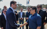 Le chef du Rassemblement national (RN) français, Jordan Bardella (à gauche), est accueilli par le ministre israélien des Affaires de la diaspora, Amichai Chikli, lors d'une visite au mémorial des victimes et des otages du pogrom de 2023 par des militants palestiniens, sur le site du festival de musique Supernova près du kibboutz Reim dans le sud d'Israël, le 26 mars 2025. (Crédit : Jack GUEZ / POOL / AFP)
