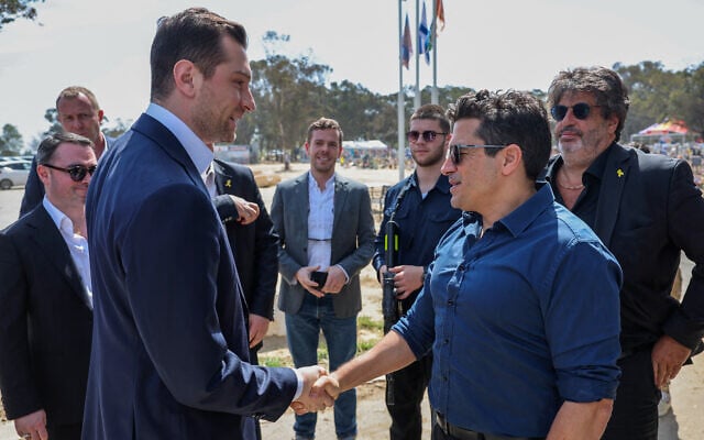 Le chef du Rassemblement national (RN) français, Jordan Bardella (à gauche), est accueilli par le ministre israélien des Affaires de la diaspora, Amichai Chikli, lors d'une visite au mémorial des victimes et des otages du pogrom de 2023 par des militants palestiniens, sur le site du festival de musique Supernova près du kibboutz Reim dans le sud d'Israël, le 26 mars 2025. (Crédit : Jack GUEZ / POOL / AFP) Le chef du Rassemblement national (RN) français, Jordan Bardella (à gauche), est accueilli par le ministre israélien des Affaires de la diaspora, Amichai Chikli, lors d'une visite au mémorial des victimes et des otages du pogrom de 2023 par des militants palestiniens, sur le site du festival de musique Supernova près du kibboutz Reim dans le sud d'Israël, le 26 mars 2025. (Crédit : Jack GUEZ / POOL / AFP)
