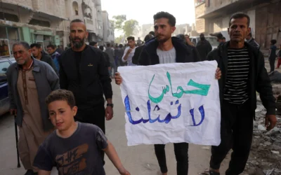Illustration : Un jeune Palestinien portant une banderole sur laquelle on peut lire en arabe « Le Hamas ne nous représente pas » lors d'une manifestation anti-Hamas, appelant à la fin de la guerre avec Israël, à Beit Lahiya, dans le nord de la bande de Gaza, le 26 mars 2025. (Crédit : AFP)