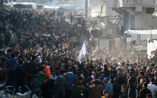 Des Palestiniens participent à une manifestation anti-Hamas, appelant à la fin de la guerre avec Israël, à Beit Lahiya, dans le nord de la bande de Gaza, le 26 mars 2025. (Crédit : Flash90)