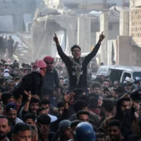 Des Palestiniens participent à une manifestation anti-Hamas et demandent la fin de la guerre contre Israël, à Beit Lahiya, dans le nord de la bande de Gaza, le 26 mars 2025. (Crédit : AFP)