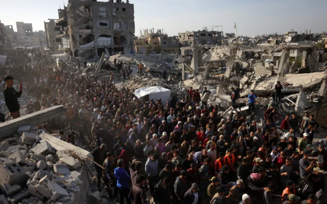 Des Palestiniens participent à une manifestation anti-Hamas, appelant à la fin de la guerre avec Israël, à Beit Lahiya, dans le nord de la bande de Gaza, le 26 mars 2025. (Crédit : Flash90)