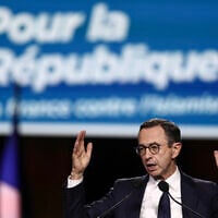 Le ministre français de l'Intérieur Bruno Retailleau prononçant un discours lors d'une réunion intitulée « Pour la République... La France contre l'islamisme », au Dôme de Paris, à Paris, le 26 mars 2025. (Crédit : Thibaud Moritz/AFP)