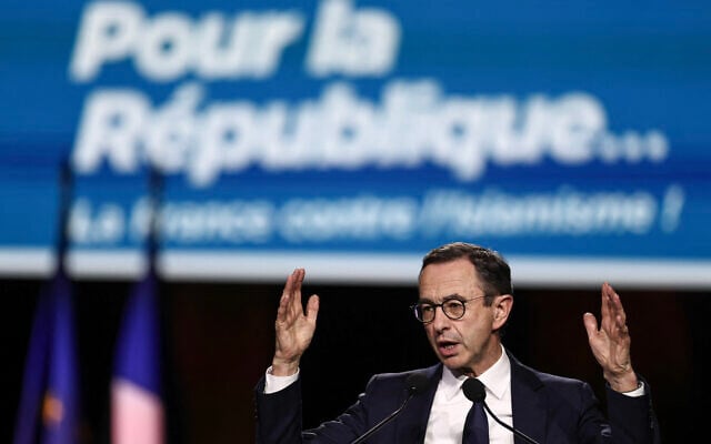 Le ministre français de l'Intérieur Bruno Retailleau prononçant un discours lors d'une réunion intitulée « Pour la République... La France contre l'islamisme », au Dôme de Paris, à Paris, le 26 mars 2025. (Crédit : Thibaud Moritz/AFP) Le ministre français de l'Intérieur Bruno Retailleau prononçant un discours lors d'une réunion intitulée « Pour la République... La France contre l'islamisme », au Dôme de Paris, à Paris, le 26 mars 2025. (Crédit : Thibaud Moritz/AFP)