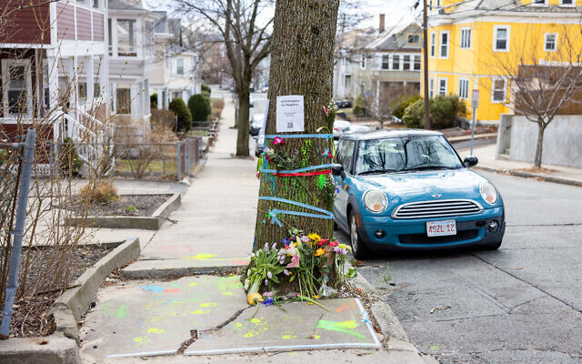 Des pancartes et des fleurs sont déposées sur un arbre près du lieu où les agents de l'ICE ont appréhendé Rumeysa Ozturk, étudiante diplômée de l'université Tuft, le 27 mars 2025 à Somerville, dans le Massachusetts. (Crédit : Scott Eisen / GETTY IMAGES NORTH AMERICA / Getty Images via AFP Des pancartes et des fleurs sont déposées sur un arbre près du lieu où les agents de l'ICE ont appréhendé Rumeysa Ozturk, étudiante diplômée de l'université Tuft, le 27 mars 2025 à Somerville, dans le Massachusetts. (Crédit : Scott Eisen / GETTY IMAGES NORTH AMERICA / Getty Images via AFP