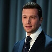 Le président du Rassemblement national Jordan Bardella s'exprimant lors d'une conférence sur l'antisémitisme, à Jérusalem, le 27 mars 2025. (Crédit : Menahem Kahana/AFP)