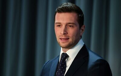 Le président du Rassemblement national Jordan Bardella s'exprimant lors d'une conférence sur l'antisémitisme, à Jérusalem, le 27 mars 2025. (Crédit : Menahem Kahana/AFP)