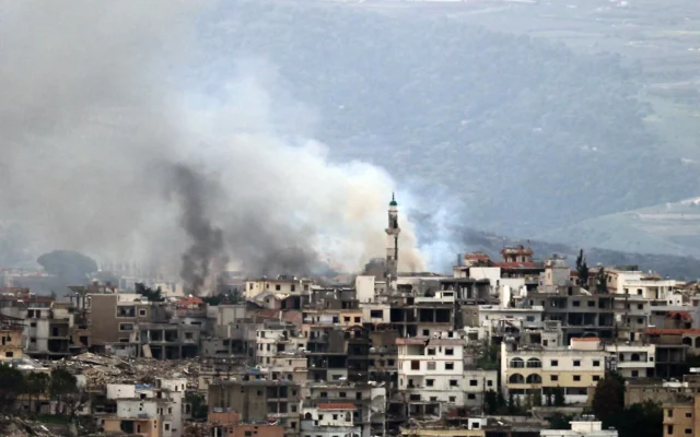 Un panache de fumée s'élève au-dessus d'un bâtiment lors d'une frappe américaine signalée sur Sanaa, la capitale yéménite tenue par les Houthis, tôt le 28 mars 2025. (Crédit : Mohammed Huwais/AFP)