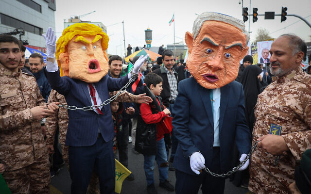 Des Iraniens brandissent des mannequins à l'effigie du Premier ministre Benjamin Netanyahu et du président américain Donald Trump lors d'un rassemblement pour la Journée de Qods à Téhéran, le 28 mars 2025. (Crédit : AFP)