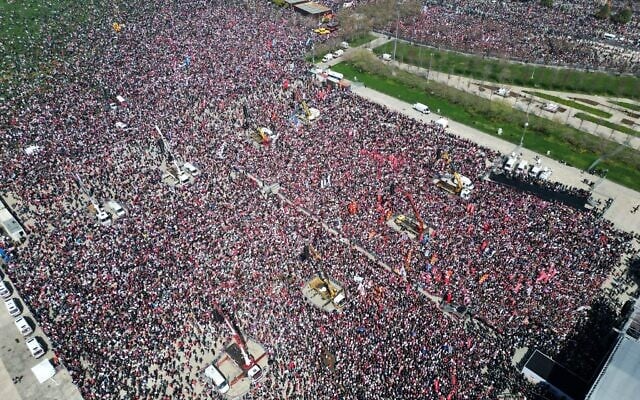 Une vue aérienne d'une grande foule rassemblée lors d'un rassemblement organisé par le CHP, le principal parti d'opposition turc, en soutien au maire d'Istanbul Ekrem Imanoglu, arrêté à Maltepe, dans la banlieue d'Istanbul, le 29 mars 2025. (Crédit : Service de presse du Parti républicain du peuple (CHP)/AFP) Une vue aérienne d'une grande foule rassemblée lors d'un rassemblement organisé par le CHP, le principal parti d'opposition turc, en soutien au maire d'Istanbul Ekrem Imanoglu, arrêté à Maltepe, dans la banlieue d'Istanbul, le 29 mars 2025. (Crédit : Service de presse du Parti républicain du peuple (CHP)/AFP)