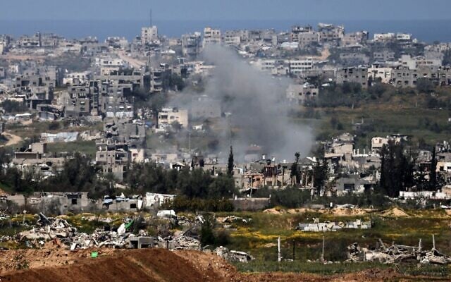 Une photo prise du côté israélien de la frontière avec la bande de Gaza montrant un panache de fumée s'élevant des explosions au-dessus des bâtiments détruits dans la partie nord de l'enclave, le 30 mars 2025. (Crédit : Menahem Kahana/AFP) Une photo prise du côté israélien de la frontière avec la bande de Gaza montrant un panache de fumée s'élevant des explosions au-dessus des bâtiments détruits dans la partie nord de l'enclave, le 30 mars 2025. (Crédit : Menahem Kahana/AFP)