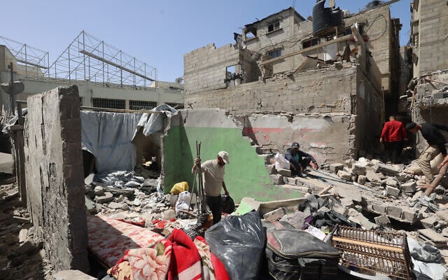 Des Palestiniens récupèrent des objets des décombres d’une maison détruite lors d’une frappe aérienne israélienne à Khan Younès, dans le sud de la bande de Gaza, le 31 mars 2025 (Eyad BABA / AFP) Des Palestiniens récupèrent des objets des décombres d’une maison détruite lors d’une frappe aérienne israélienne à Khan Younès, dans le sud de la bande de Gaza, le 31 mars 2025 (Eyad BABA / AFP)