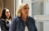 La présidente du groupe parlementaire du Rassemblement national (RN), Marine Le Pen (à droite), suivie de sa co-accusée, Catherine Griset (à gauche), à la sortie d'une salle d'audience du Tribunal de Paris à l'issue de la lecture du verdict dans le procès pour soupçon de détournement de fonds publics européens,  à Paris, le 31 mars 2025 (ALAIN JOCARD / AFP)