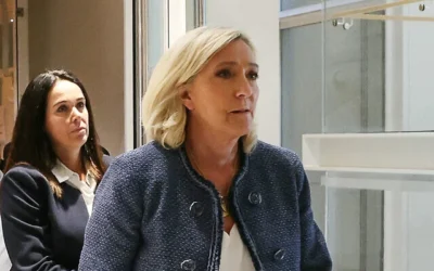 La présidente du groupe parlementaire du Rassemblement national (RN), Marine Le Pen (à droite), suivie de sa co-accusée, Catherine Griset (à gauche), à la sortie d'une salle d'audience du Tribunal de Paris à l'issue de la lecture du verdict dans le procès pour soupçon de détournement de fonds publics européens,  à Paris, le 31 mars 2025 (ALAIN JOCARD / AFP)