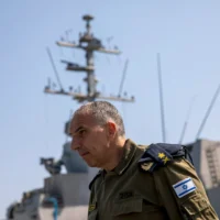 Le vice-amiral Eli Sharvit arrive à bord du navire de la marine israélienne Atzmaut en mer Méditerranée, le 1er septembre 2021. (Crédit : AP/Ariel Schalit)