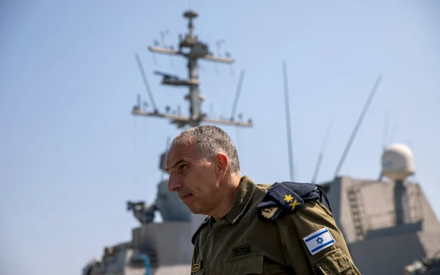 Le vice-amiral Eli Sharvit arrive à bord du navire de la marine israélienne Atzmaut en mer Méditerranée, le 1er septembre 2021. (Crédit : AP/Ariel Schalit) Le vice-amiral Eli Sharvit arrive à bord du navire de la marine israélienne Atzmaut en mer Méditerranée, le 1er septembre 2021. (Crédit : AP/Ariel Schalit)