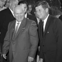 Le Premier ministre soviétique de l'époque, Nikita Khrouchtchev, à gauche,  avec le président américain John F. Kennedy à la résidence de l'ambassadeur des États-Unis à Vienne, en Autriche, le 3 juin 1961. (Photo AP, fichier)