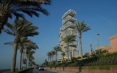 Des voitures passant devant l'hôtel Atlantis The Royal, sur l'île de Palm Jumeirah, à Dubaï, Émirats arabes unis, le 30 juin 2023. (Crédit : Kamran Jebreili/AP)