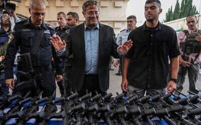 Le ministre israélien de la Sécurité intérieure, Itamar Ben-Gvir, assiste à un événement visant à livrer des armes aux membres d'un groupe de bénévoles de sécurité à Ashkelon, en Israël, le vendredi 27 octobre 2023. (Crédit : AP Photo/Tsafrir Abayov)