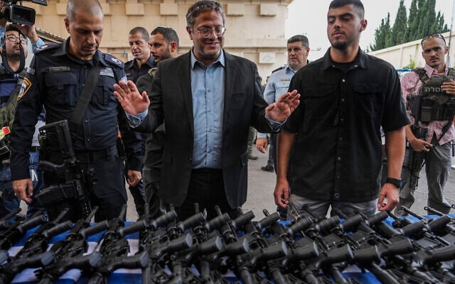 Le ministre israélien de la Sécurité intérieure, Itamar Ben-Gvir, assiste à un événement visant à livrer des armes aux membres d'un groupe de bénévoles de sécurité à Ashkelon, en Israël, le vendredi 27 octobre 2023. (Crédit : AP Photo/Tsafrir Abayov) Le ministre israélien de la Sécurité intérieure, Itamar Ben-Gvir, assiste à un événement visant à livrer des armes aux membres d'un groupe de bénévoles de sécurité à Ashkelon, en Israël, le vendredi 27 octobre 2023. (Crédit : AP Photo/Tsafrir Abayov)