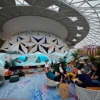 Des personnes se prélassant dans l'espace AquaDome d'Icon of the Seas, le plus grand navire de croisière au monde, lors d'une journée de présentation aux médias en vue de son voyage inaugural public, à Miami, le 11 janvier 2024. (Crédit : Rebecca Blackwell/AP)